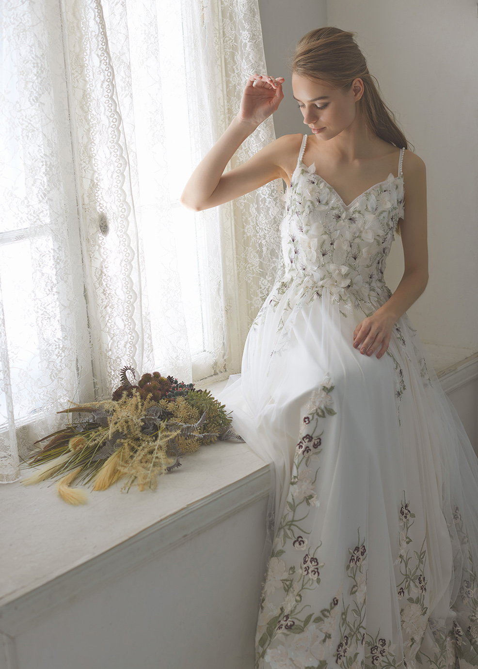 スレンダーラインが魅力のナチュラルドレス