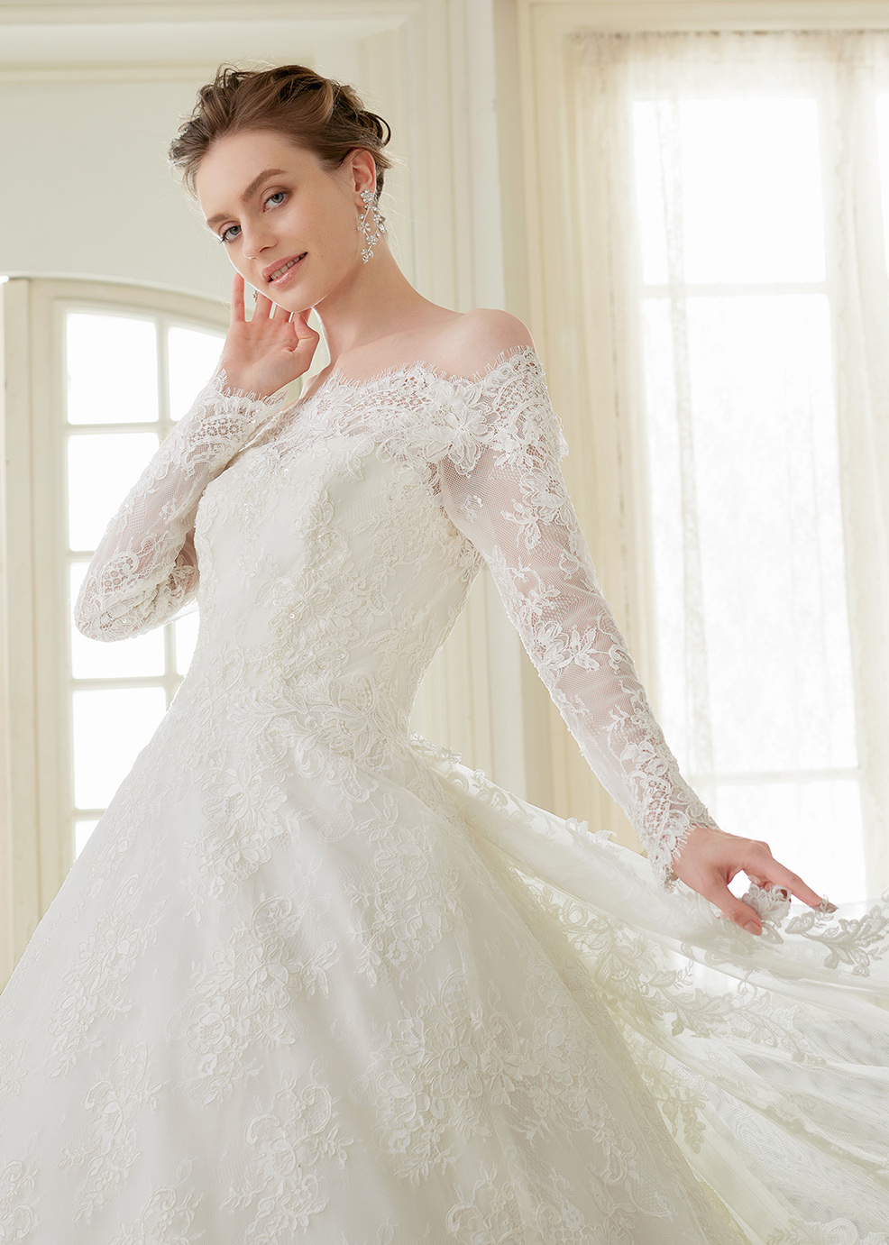 総レースドレスの繊細な美しさを纏う