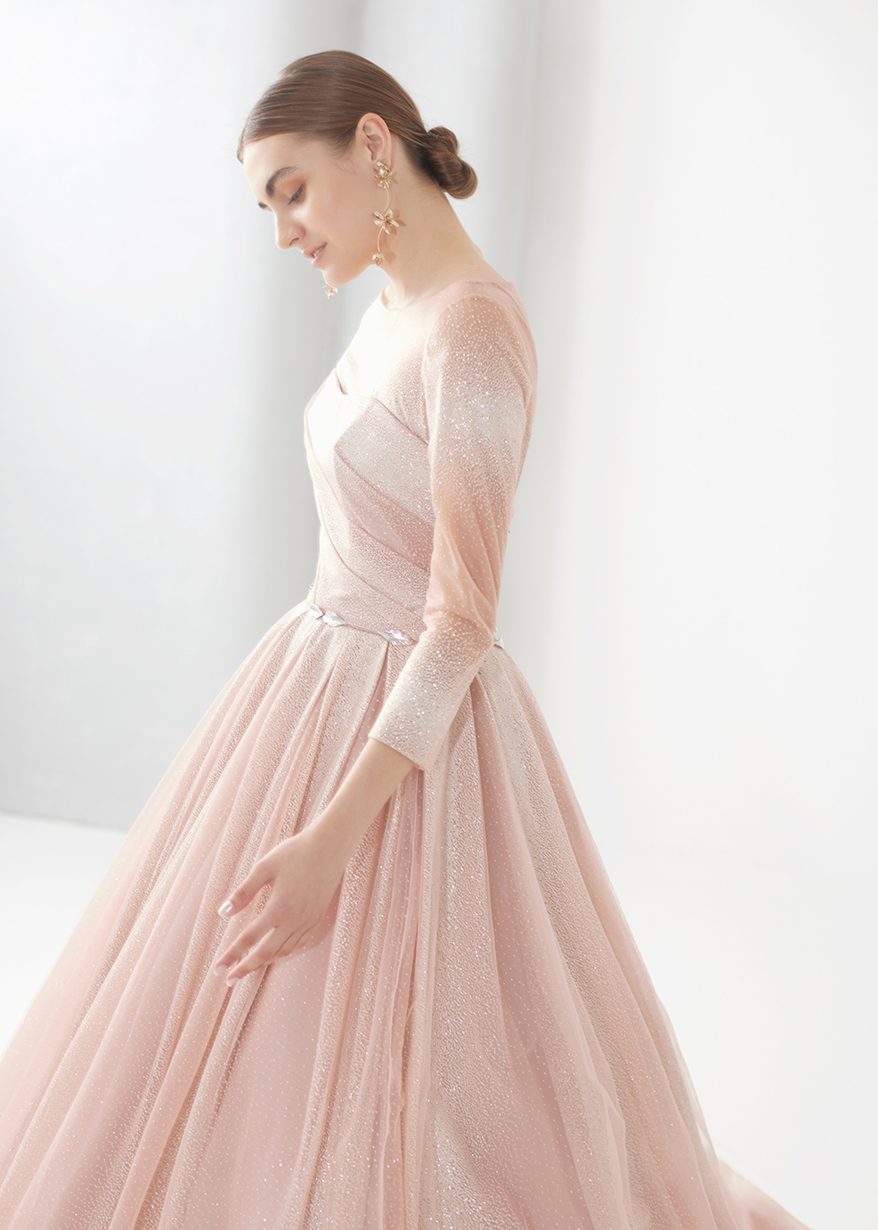 袖付きドレスでエレガントな印象に